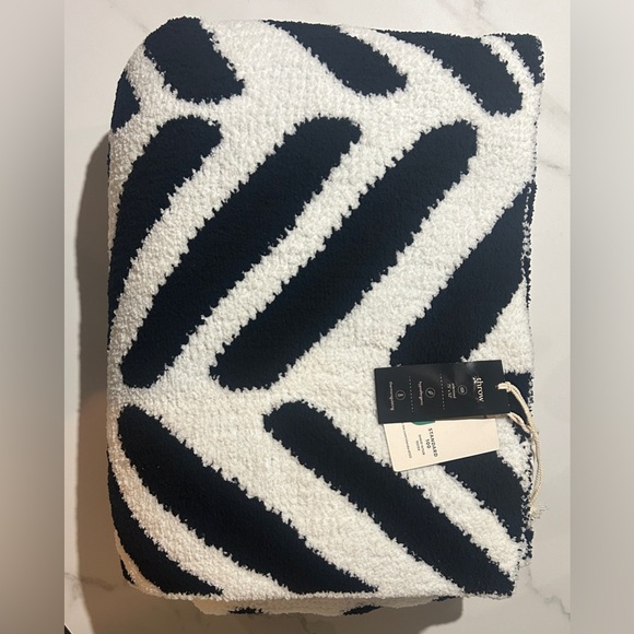 Tulum Throw  black off White Geometric Pattern Blanket SUNDAY CITIZEN - Picture 6 of 8